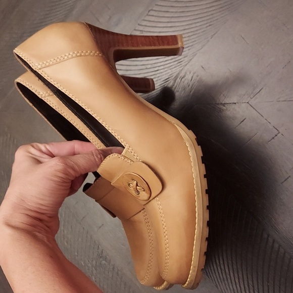 WHITE MOUNTAIN 8 Tan Heeled Slip On Leather Loafers - Picture 5 of 16